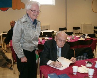 Den nye bog signeres