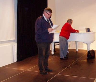 Finn Madsen overbringer check
